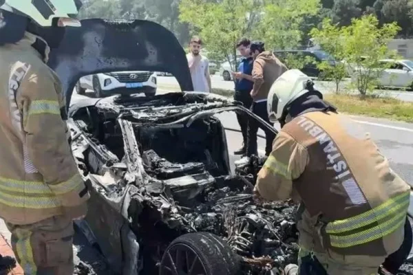 Serdal Adalı’nın Oğlunun Lüks Aracı Alev Aldı: Olay Kısa Sürede Gündem Oldu